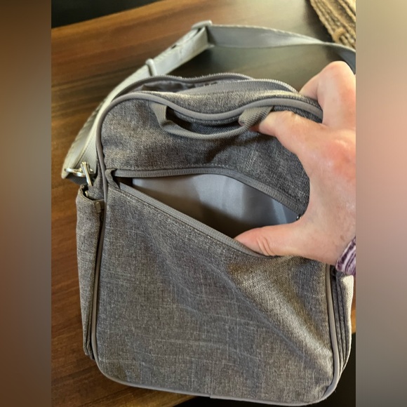 PACSAFE Metrosafe 200 Anti-Theft Crossbody Bag - Picture 4 of 4